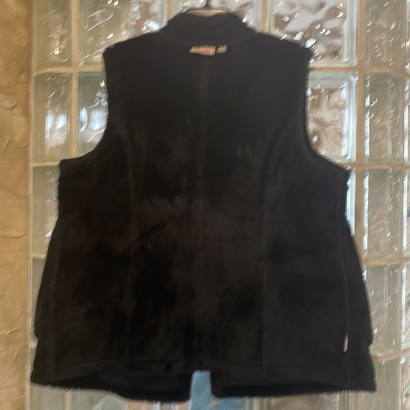 Warm suede vest with fur on the inside. Snap closure. - Picture 5 of 5
